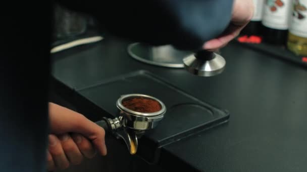 Barista sedang bekerja. Tahap persiapan kopi. Tekanan hancur biji kopi — Stok Video
