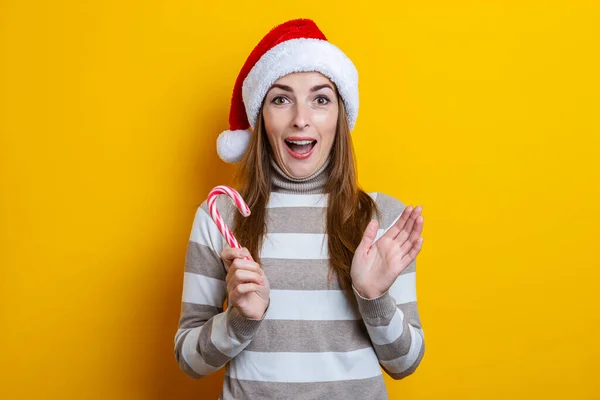 Mujer Joven Sorprendida Sombrero Santa Claus Con Dulces Navidad Sobre — Foto de Stock