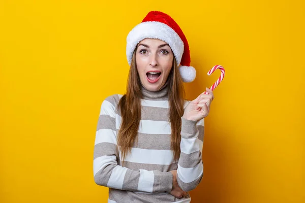 Mujer Joven Sorprendida Sombrero Santa Claus Con Dulces Navidad Sobre — Foto de Stock