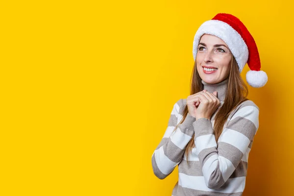Mujer Joven Feliz Sombrero Santa Claus Sobre Fondo Amarillo — Foto de Stock