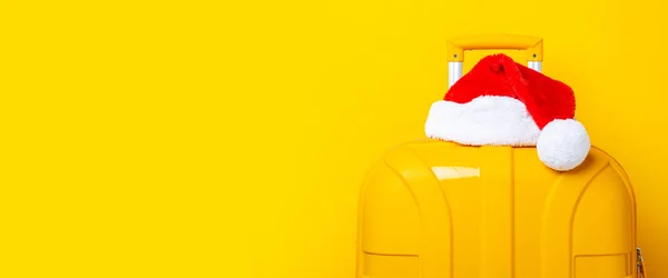 Chapéu Papai Noel Fica Cima Uma Mala Amarela Fundo Amarelo — Fotografia de Stock