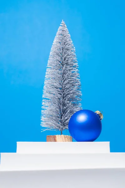 Árbol Navidad Bola Decorativa Sobre Podio Blanco Sobre Fondo Azul — Foto de Stock
