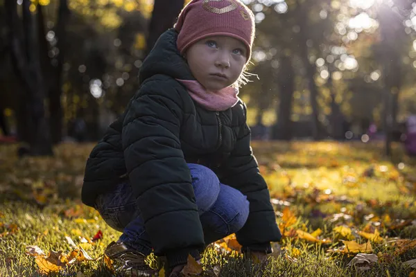 Bambina Cappello Parco Autunnale Una Giornata Sole — Foto Stock