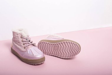 Beyaz-pembe arka planda bir kız için pembe ayakkabılar.