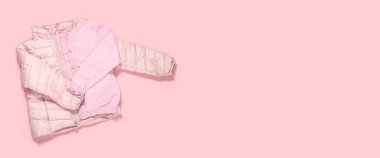 Pembe arka plandaki bir kız için ceket ve bluz. Üst manzara, düz yatış. Pankart