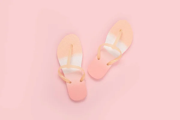 Beach Ljusa Flip Flops Rosa Bakgrund Ovanifrån Platt Ligg — Stockfoto