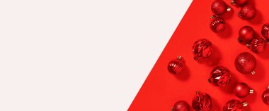 Kırmızı arka planda kırmızı, küçük dekoratif toplar. Pankart 