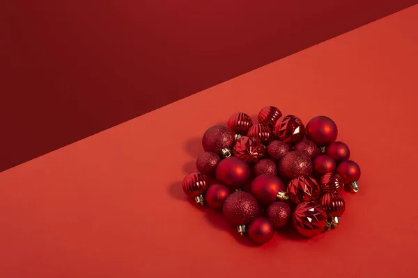 Vackra Röda Små Dekorativa Bollar Utspridda Röd Bakgrund Ovanifrån Platt — Stockfoto