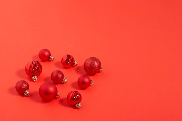 Pequenas Bolas Decorativas Vermelhas Bonitas Espalham Contexto Vermelho Vista Superior — Fotografia de Stock