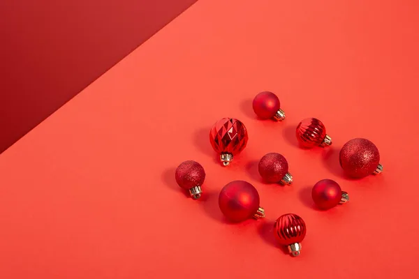 Schöne Rote Kleine Dekorative Kugeln Sind Auf Einem Roten Hintergrund — Stockfoto