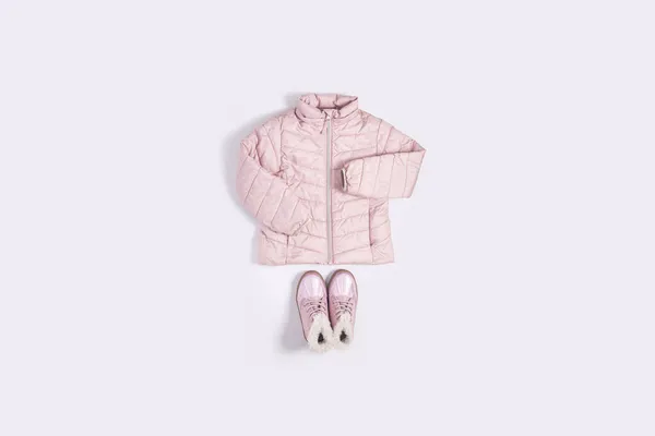 白い背景の女の子のための子供のジャケットとブーツ トップビュー フラットレイアウト バナー — ストック写真
