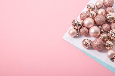 Pembe arka planda parlak pembe dekoratif toplar. Üst manzara, düz uzanma