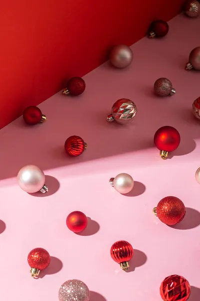 Decoratieve Ballen Een Roze Achtergrond Kerst Nieuwjaarsconcept — Stockfoto