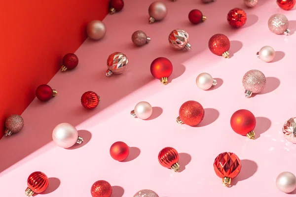 Bolas Decorativas Fundo Rosa Conceito Natal Ano Novo — Fotografia de Stock