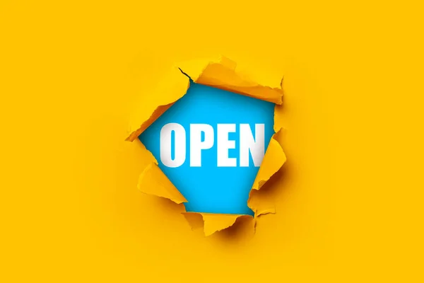 Jasně Žlutý Natržený Papír Uvnitř Otvoru Nápisem Otevřít Modrém Pozadí — Stock fotografie