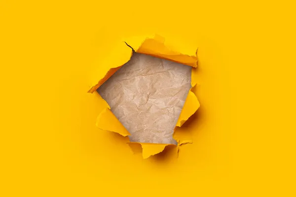 Papel Rasgado Amarelo Brilhante Dentro Furo Papel Artesanal Enrugado — Fotografia de Stock