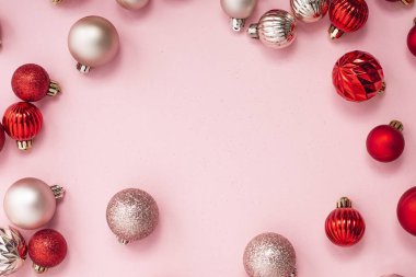 Dekoratif toplar, pembe arkaplandaki mesaj için boş alan. Üst manzara, düz uzanma