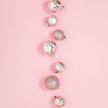 Pembe arka planda dekoratif pembe parlak toplar. Üst manzara, düz uzanma