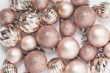 Beyaz arka planda güzel altın dekoratif toplar. Üst manzara, düz uzanma 