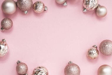 Dekoratif Noel baloları, pembe arka planda mesaj atmak için boş alan. Üst manzara, düz uzanma