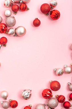 Dekoratif toplar, pembe arkaplandaki mesaj için boş alan. Üst manzara, düz uzanma