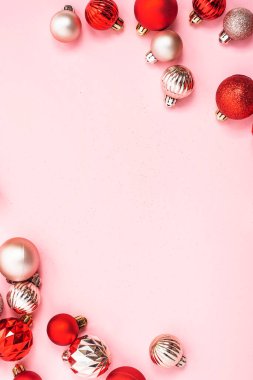 Dekoratif toplar, pembe arkaplandaki mesaj için boş alan. Üst manzara, düz uzanma