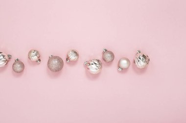 Pembe arka planda dekoratif pembe parlak toplar. Üst manzara, düz uzanma
