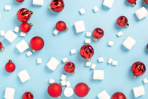 Marshmallows Decoratieve Rode Ballen Een Blauwe Achtergrond Bovenaanzicht Vlak Lay — Stockfoto