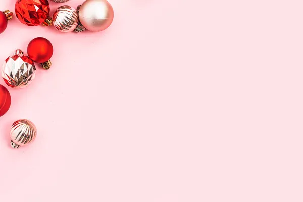 Decoratieve Ballen Lege Ruimte Voor Tekst Een Roze Achtergrond Bovenaanzicht — Stockfoto