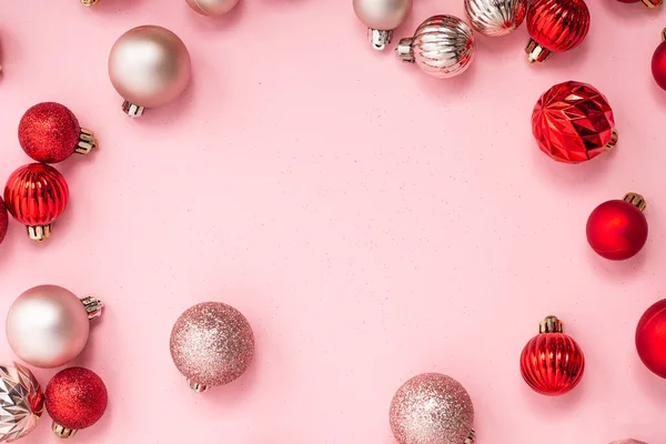 Decoratieve Ballen Lege Ruimte Voor Tekst Een Roze Achtergrond Bovenaanzicht — Stockfoto