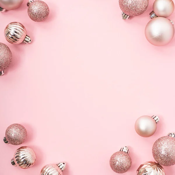 Decoratieve Kerstballen Lege Ruimte Voor Tekst Een Roze Achtergrond Bovenaanzicht — Stockfoto