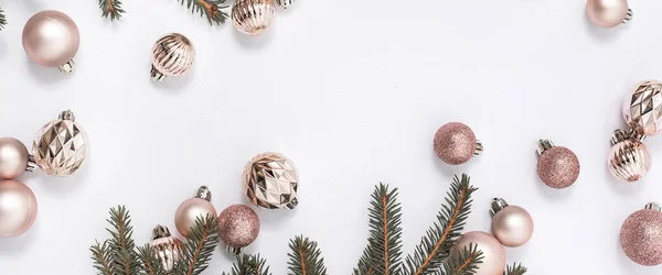 Decoratieve Ballen Takjes Sparren Een Witte Achtergrond Bovenaanzicht Vlak Banner — Stockfoto