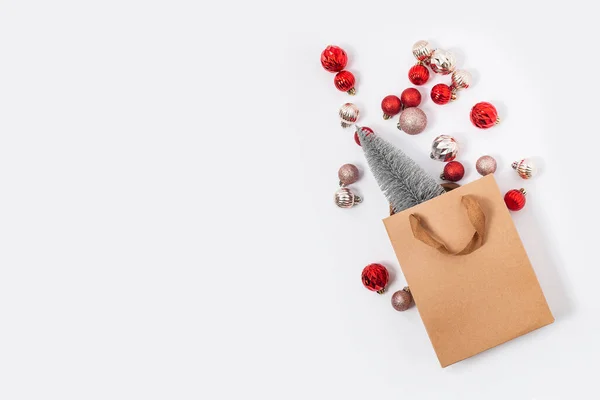 Weihnachtsbaum Einer Basteltasche Dekorative Kugeln Auf Weißem Hintergrund Draufsicht Flache — Stockfoto