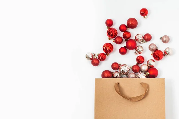 Aus Einer Basteltasche Auf Weißem Hintergrund Fallen Dekorative Kugeln Heraus — Stockfoto