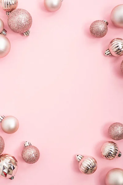 Decoratieve Roze Glanzende Ballen Plaats Voor Tekst Een Roze Achtergrond — Stockfoto