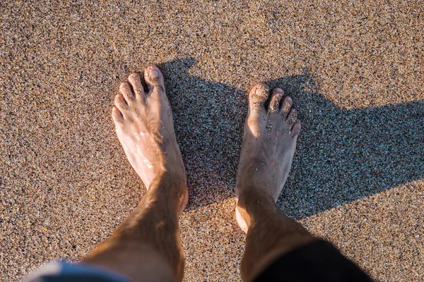 Pés Descalços Dos Homens Estão Praia Areia Vista Superior Flat — Fotografia de Stock