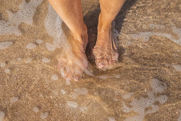 Pés Descalços Femininos Estão Mar Uma Praia Areia Vista Superior — Fotografia de Stock
