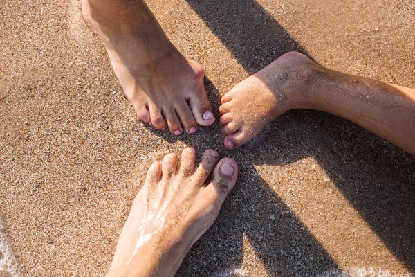 Homens Mulheres Crianças Descalços Uma Praia Areia Vista Superior Flat — Fotografia de Stock