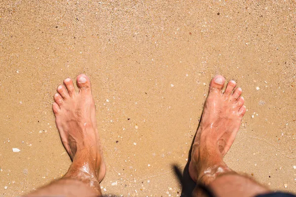 Pés Descalços Dos Homens Estão Praia Areia Vista Superior Flat — Fotografia de Stock