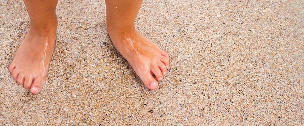 Pés Descalços Das Crianças Estão Praia Areia Vista Superior Deitado — Fotografia de Stock