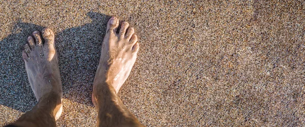 Die Nackten Füße Der Männer Stehen Sandstrand Draufsicht Flache Lage — Stockfoto