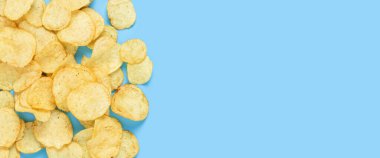 Patates cipsi, açık mavi arkaplanda mesaj için boş alan. Üst manzara, düz yatış. Pankart 