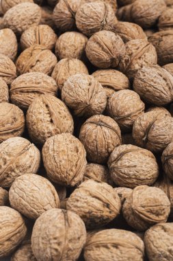 Kabuktaki taze cevizlerin arka planı. Üst manzara, düz uzanma