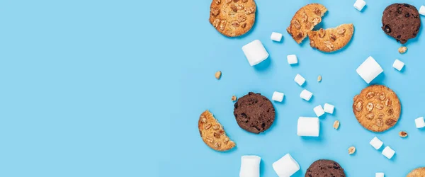 Marshmallows Biscoitos Espaço Branco Para Texto Sobre Fundo Azul Claro — Fotografia de Stock
