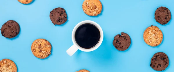 Uma Chávena Café Bolachas Com Fundo Azul Vista Superior Deitado — Fotografia de Stock