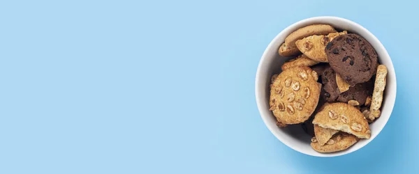 Biscoitos Uma Tigela Branca Fundo Azul Vista Superior Deitado Plano — Fotografia de Stock