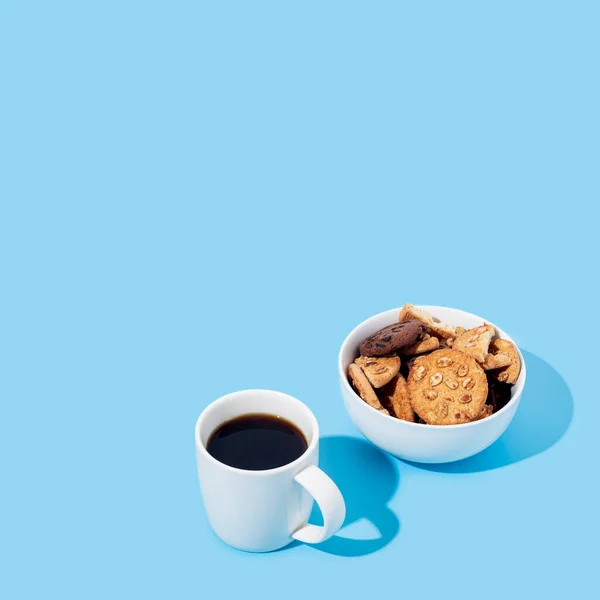 Egy Csésze Kávé Sütik Egy Tálban Kék Alapon — Stock Fotó