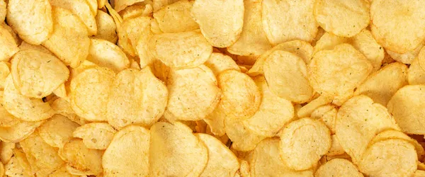 Krispiga Färska Potatischips Snacks Bakgrund Ovanifrån Platt Banderoll — Stockfoto