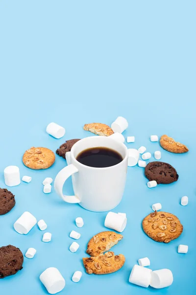 Xícara Café Marshmallow Biscoitos Fundo Azul — Fotografia de Stock