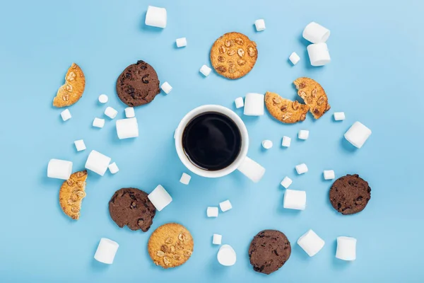Xícara Café Marshmallow Biscoitos Fundo Azul Vista Superior Flat Lay — Fotografia de Stock
